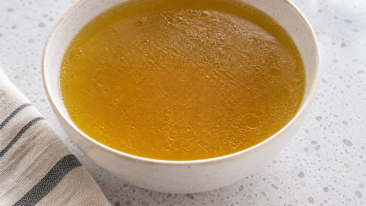 Hønsebouillon. AI-genereret serveringsforslag.