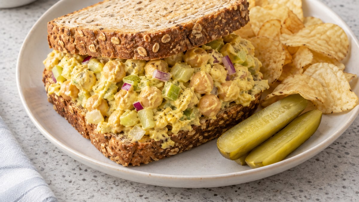 Sandwich med kikærtesalat og karry. AI-genereret serveringsforslag.