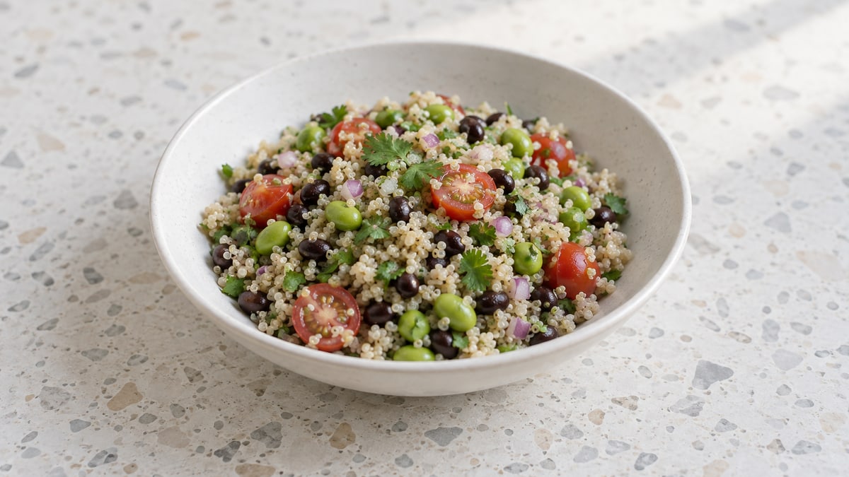 Quinoasalat med edamame og sorte bønner. AI-genereret serveringsforslag.
