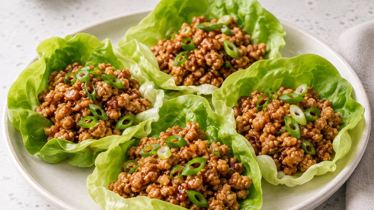 Salatbåde med honning-sriracha-kylling. AI-genereret serveringsforslag.