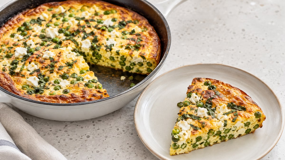 Frittata med ærter og mynte. AI-genereret serveringsforslag.