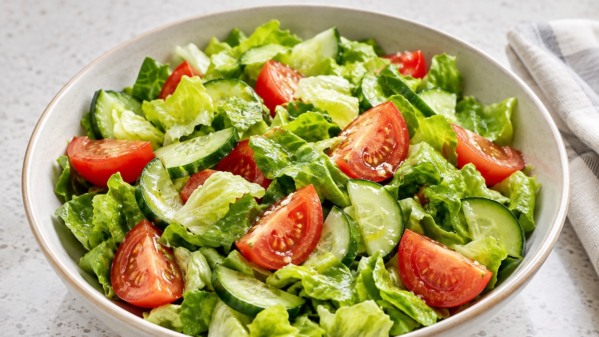 Frisk salat fra haven. AI-genereret serveringsforslag.
