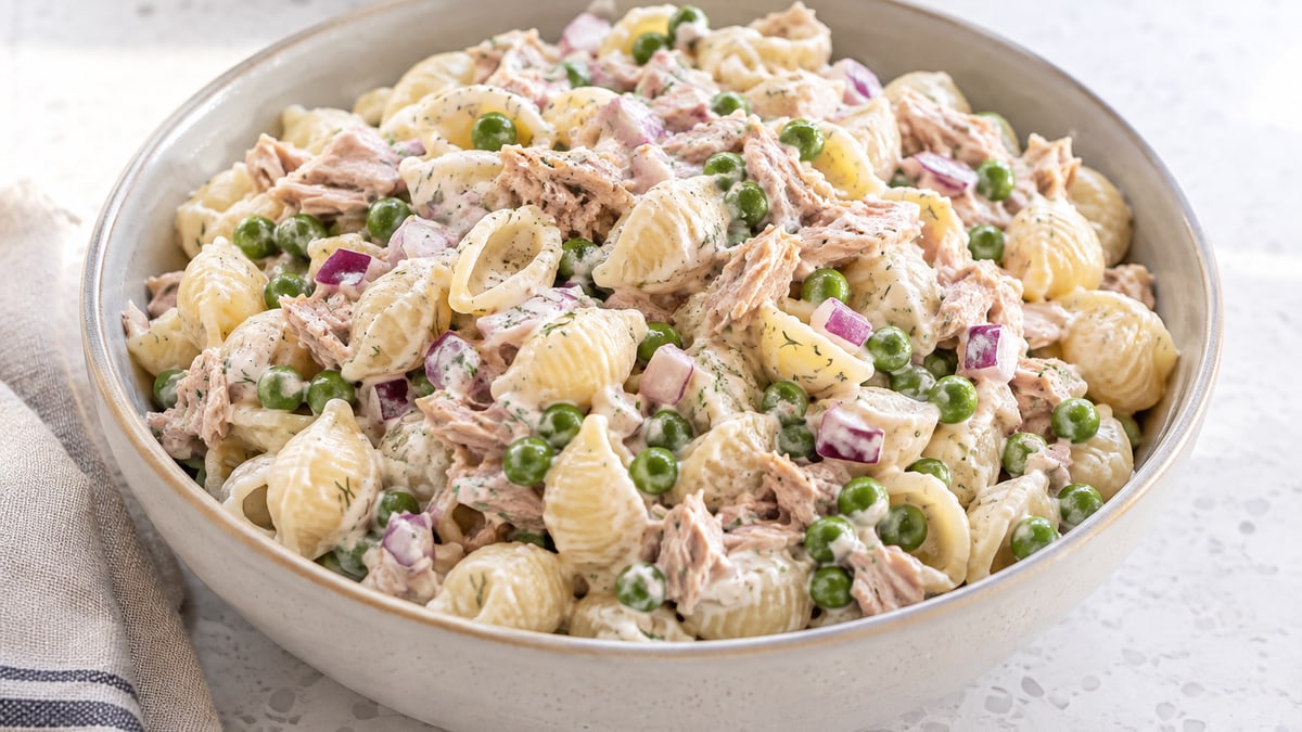 Pastasalat med tun. AI-genereret serveringsforslag.